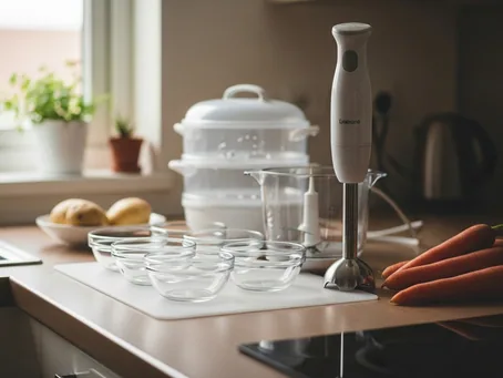 Bancada de cozinha com um cozedor a vapor, uma varinha mágica, taças pequenas de vidro e cenouras.